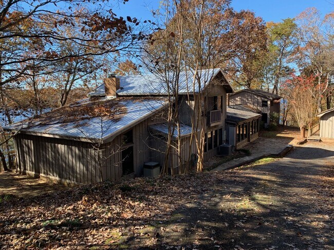 Building Photo - 2 Old North River Pt