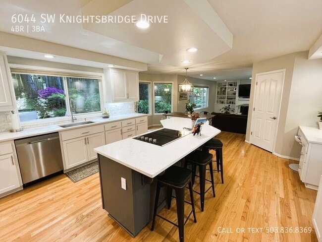 Building Photo - 6044 SW Knightsbridge Dr