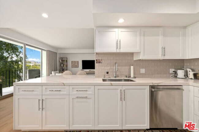 Building Photo - 818 N Doheny Dr