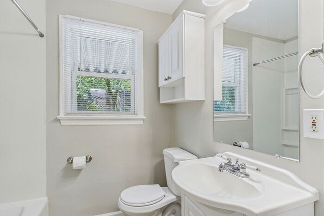 Building Photo - Updated home with New Kitchen, Hardwood Fl...