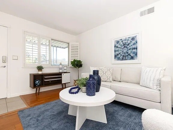 Living room - 4460 Diamond St