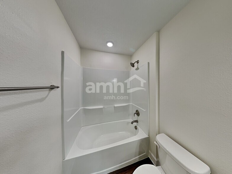 Building Photo - 4616 Birdsong Dr