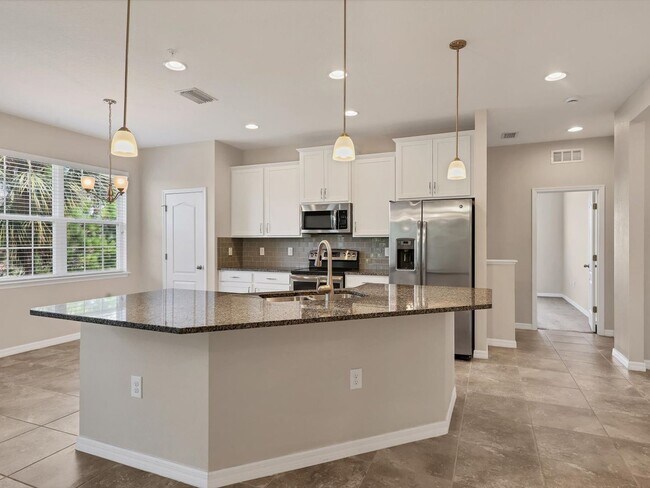 Building Photo - Unfurnished Annual Rental Available
