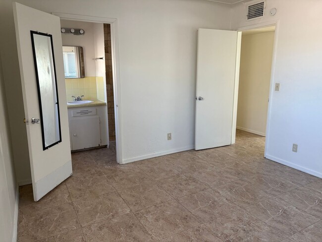 Building Photo - 3-bedroom, 2-bathroom home with large back...