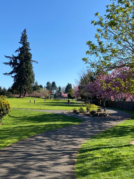 Building Photo - 9909 NE 44th Ct