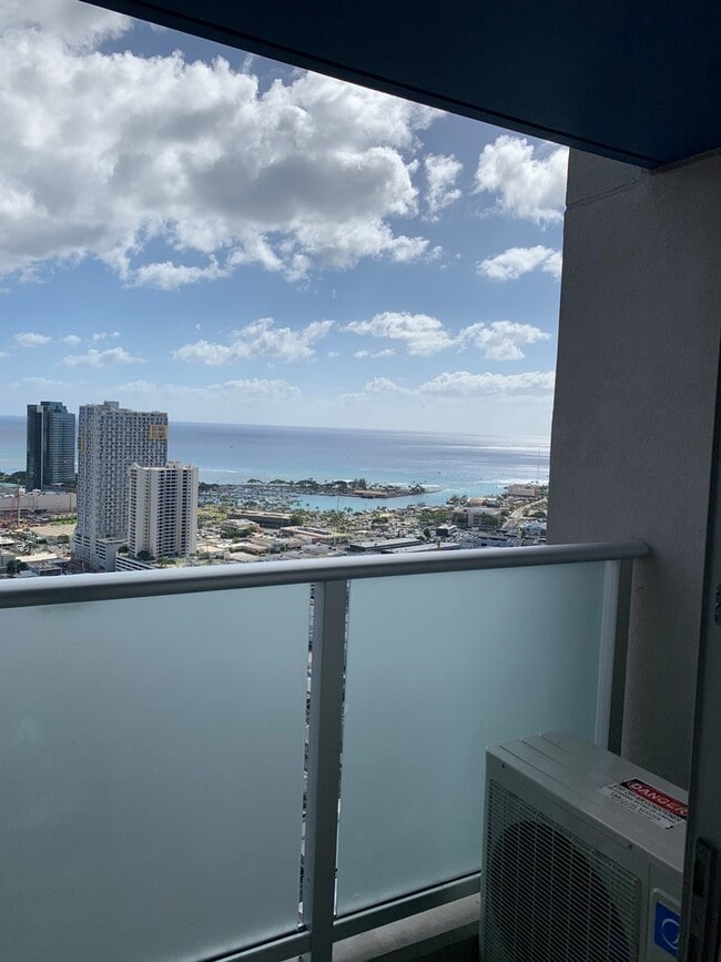 Building Photo - High Floor - Highly sought after Studio 1 ...
