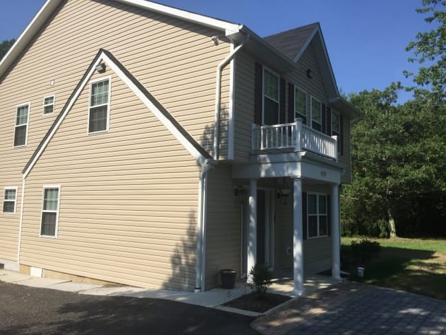 Building Photo - 6105 Floral Park Rd
