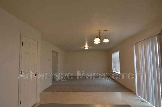 Building Photo - 4044 S Lake Vista Dr