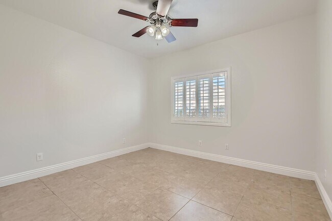 Building Photo - 5 Bedroom in Silverado Ranch!