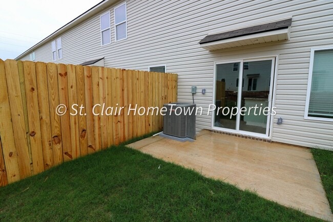 Building Photo - Lincoln Townhome
