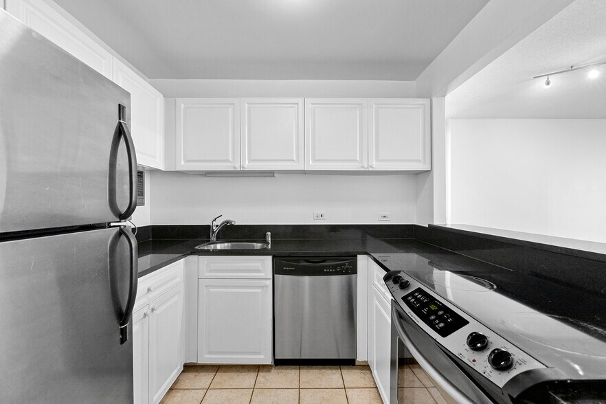 Building Photo - 3660 N Lake Shore Dr