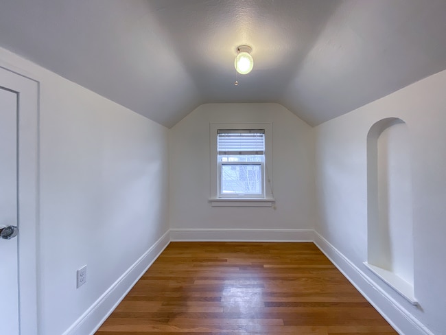 Building Photo - Lovely 1Bd + 1Ba in NE Portland!! Biker’s Paradise Near Mississippi Ave!!