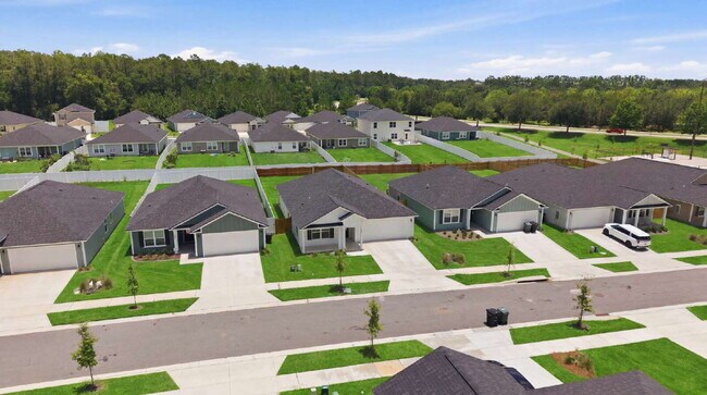 Building Photo - Huge 4 bedroom 2 bathroom home in Southwood