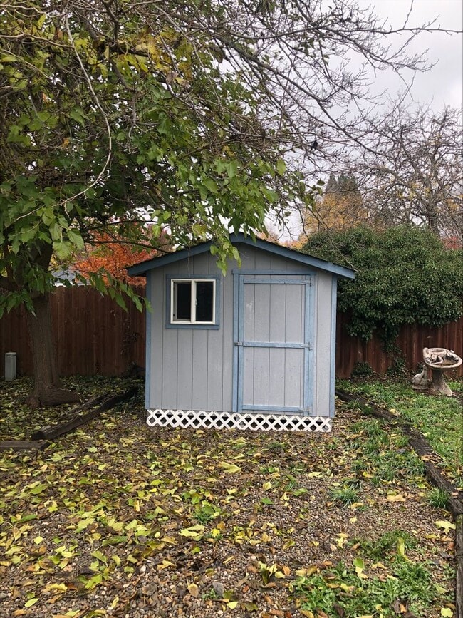 Building Photo - 3 Bedroom 2 Bath Single Family Home