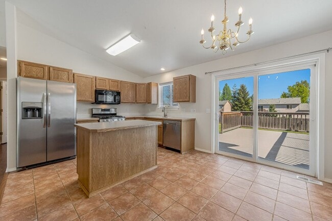 Building Photo - 4 bed 2 bath split level Hayden