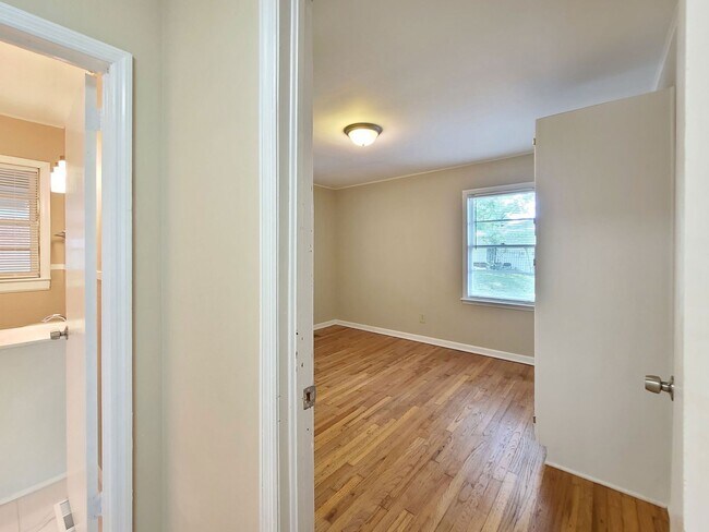 Building Photo - Cutest Bungalow in the Heart of Hapeville 3 bed/2 bath