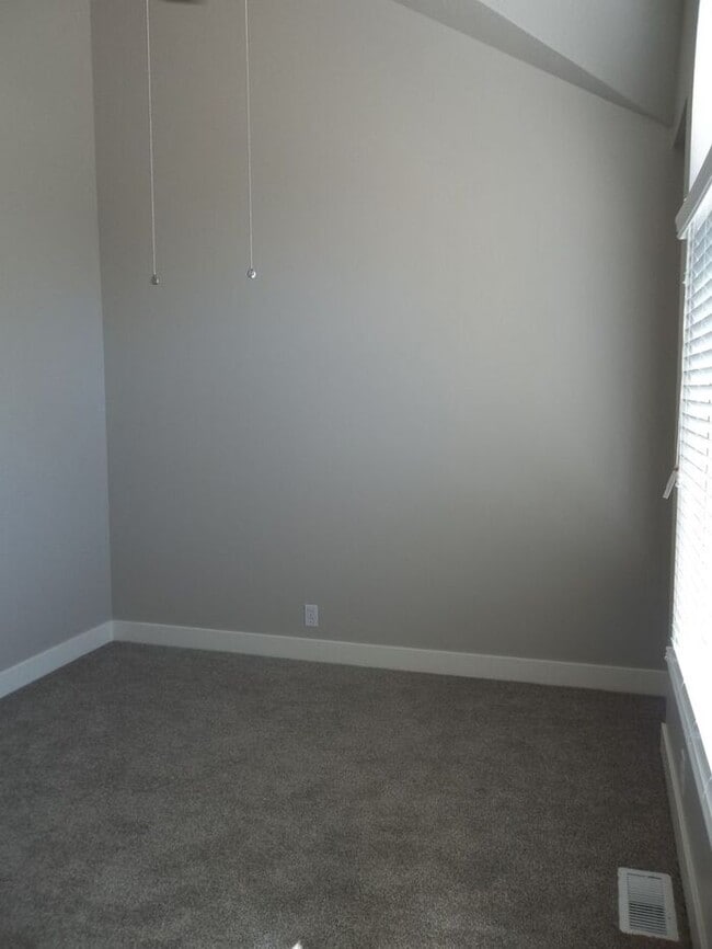 Building Photo - Spacious Main Level Townhouse Available