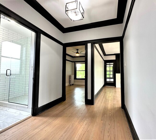 Building Photo - 1400 W Summerdale Ave