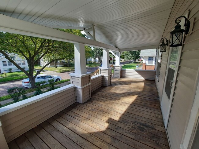 Building Photo - 2 Bedroom, 1 Bathroom home with hardwood!