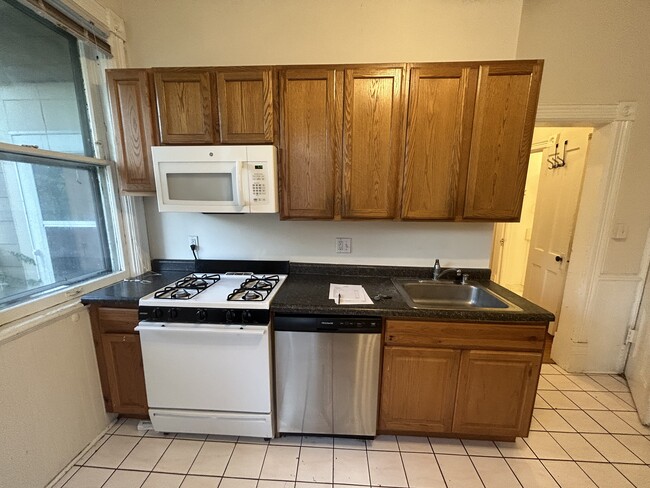 Building Photo - 319 N Pinckney St
