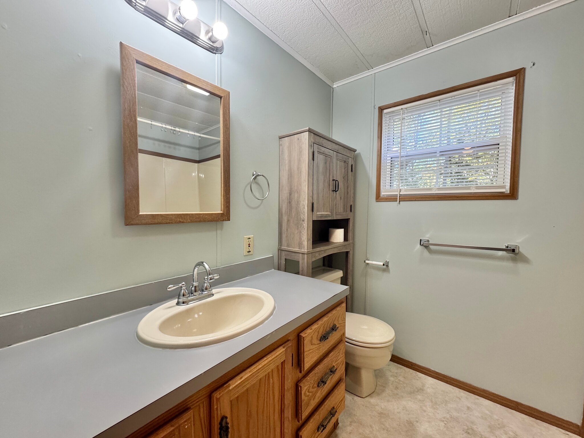 Building Photo - 24 Oakwood Ln