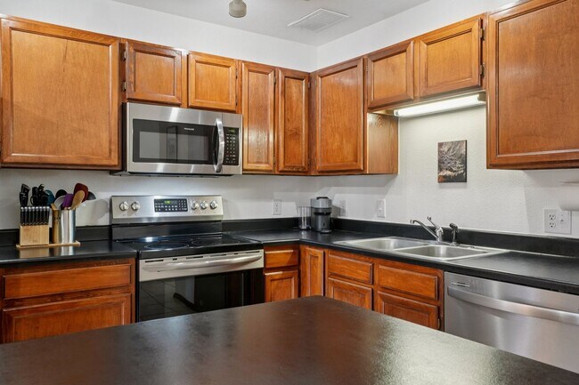 Building Photo - Serenity and Views with this 3 bedroom/3Bathroom Townhome in Buffalo Ridge