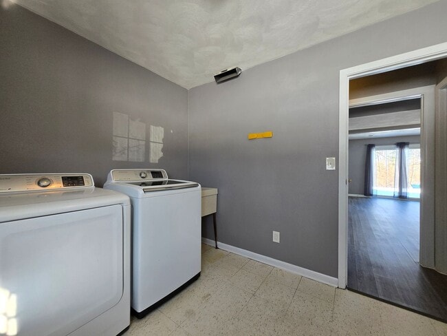 Building Photo - Spacious 5-Bedroom Family Home