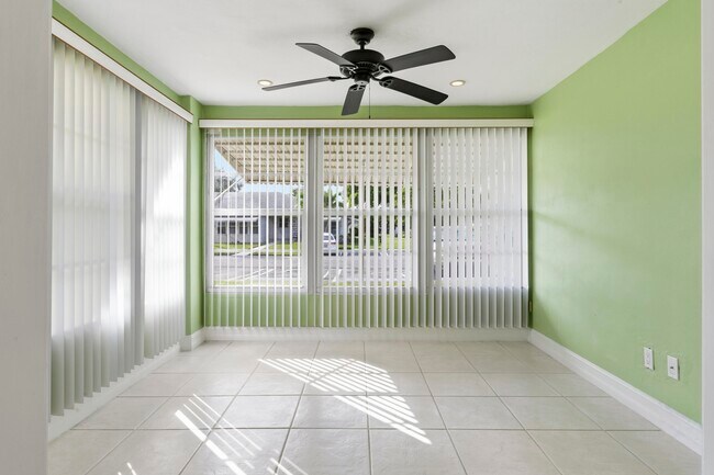 Building Photo - 1167 S Drive Cir