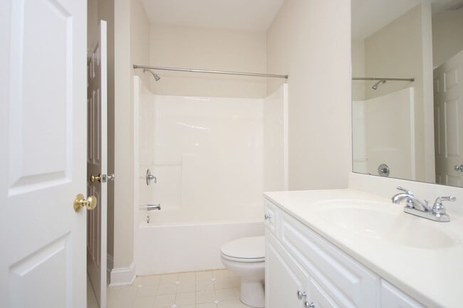 Building Photo - Sunlit Condo With Easy Access to Rt 29