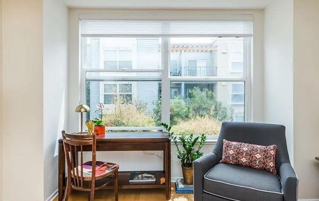 Building Photo - Lovely one bedroom, one bath condo, that has been recently updated with fresh paint.