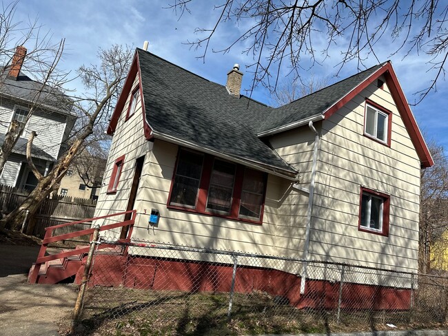 Building Photo - YUO WILL FALL IN LOVE WITH THIS COZY HOME !!!