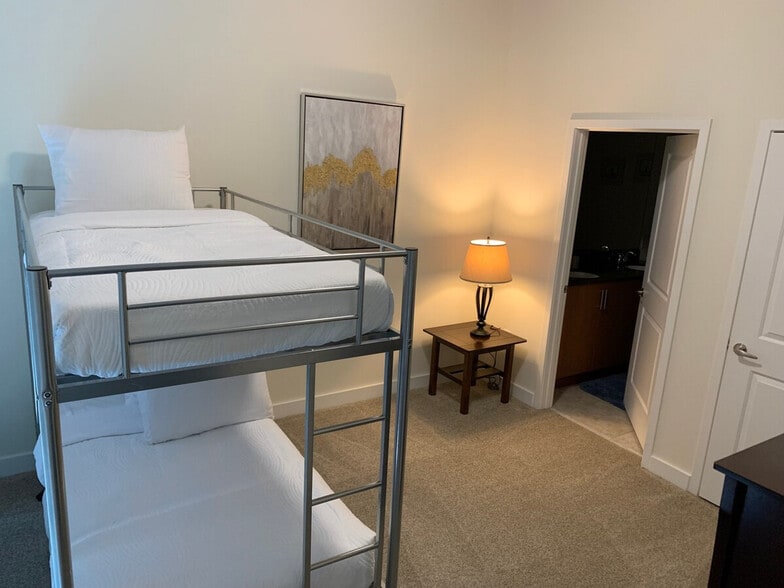 Building Photo - 475 S Church St