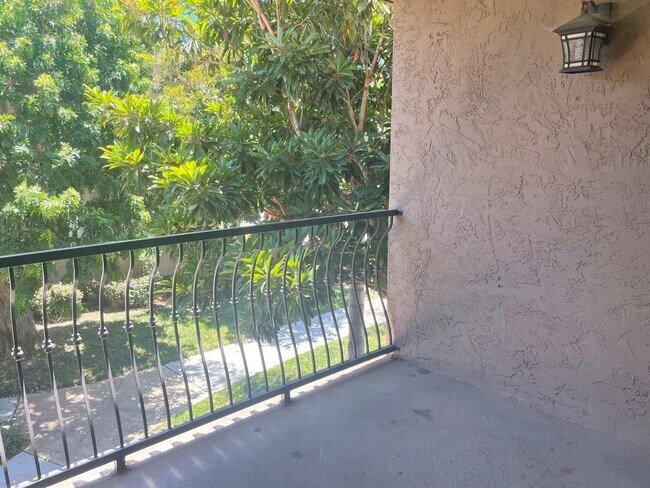Building Photo - Spacious upper unit ready for immediate mo...