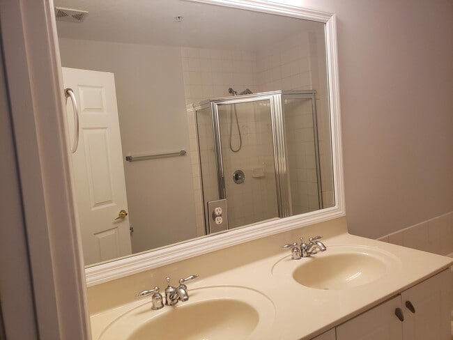 Building Photo - 325 Bayfront Dr