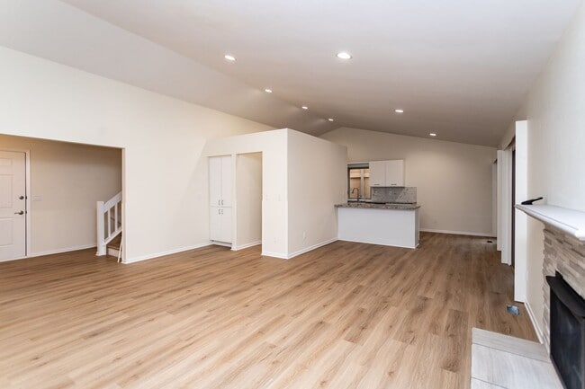 Building Photo - Spacious & Bright Broadmoor Townhome with Covered Deck!