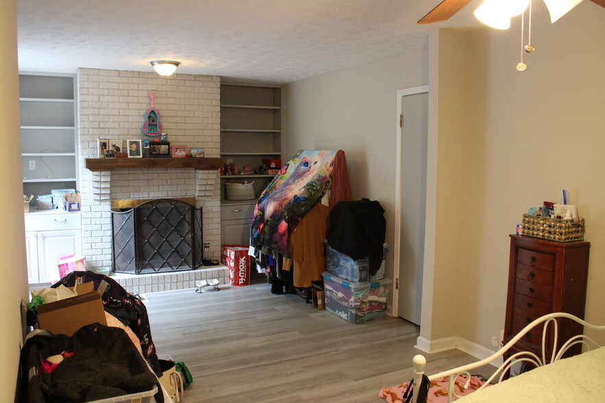 Master w half bath and fireplace - 2354 Hollyridge Dr SW