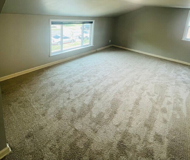 Building Photo - 4 bed / 1 1/2 bath home midtown!
