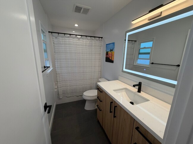 Building Photo - 544 8th St