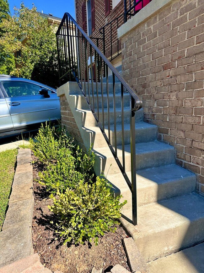 Building Photo - Renovated Kingstowne Townhouse | 3 Beds, 2...