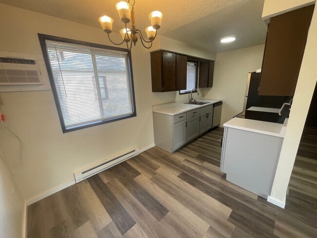 Building Photo - Ground Floor 2 Bed, 1 Bath near Upriver & ...