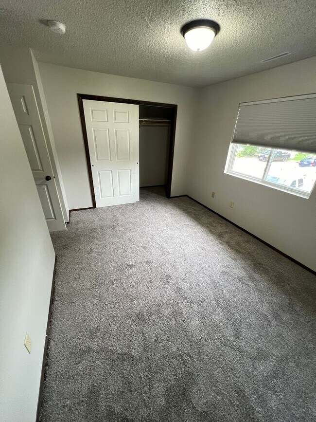 Building Photo - 3 bedroom apartment-NW Ames close to Sawyer Elementary-no pet fees