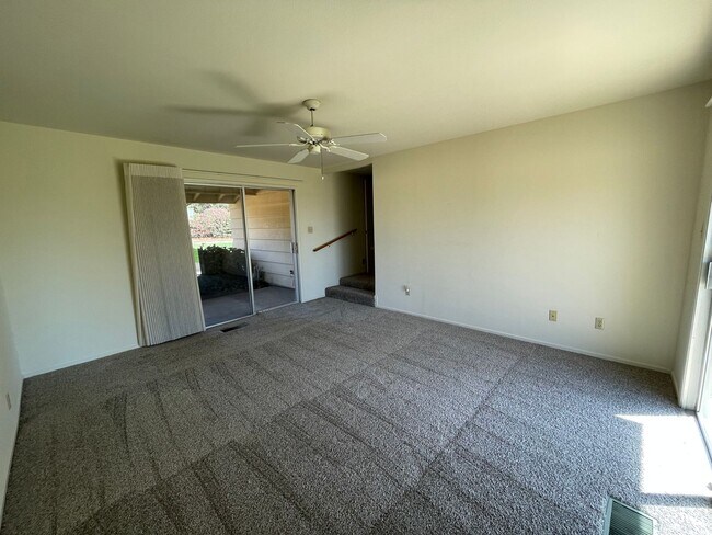 Building Photo - Custom home located next to Oakdale Country Club!