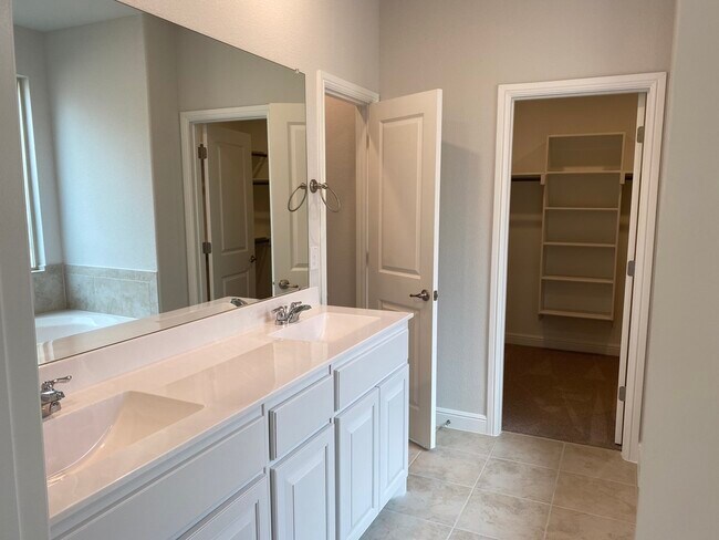 Master Bathroom - 1021 Gillespie Dr
