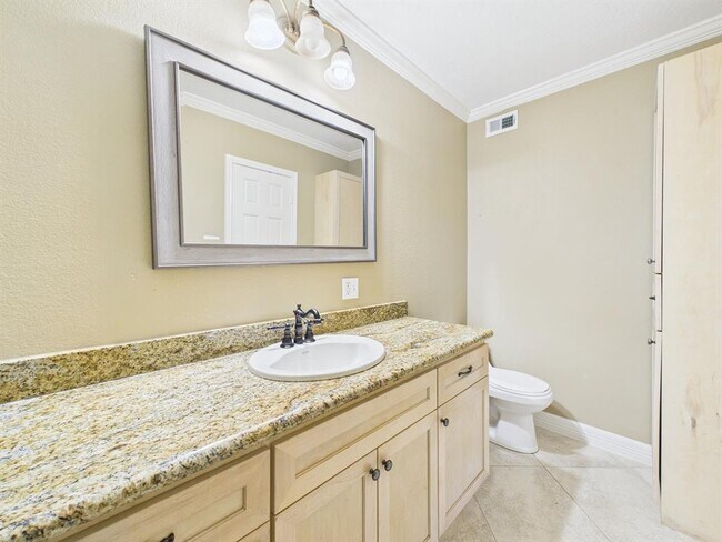 Building Photo - 2824 Briarhurst Dr