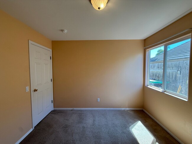 Building Photo - Spacious Single Story 4 Bedroom, 2 Bathroo...