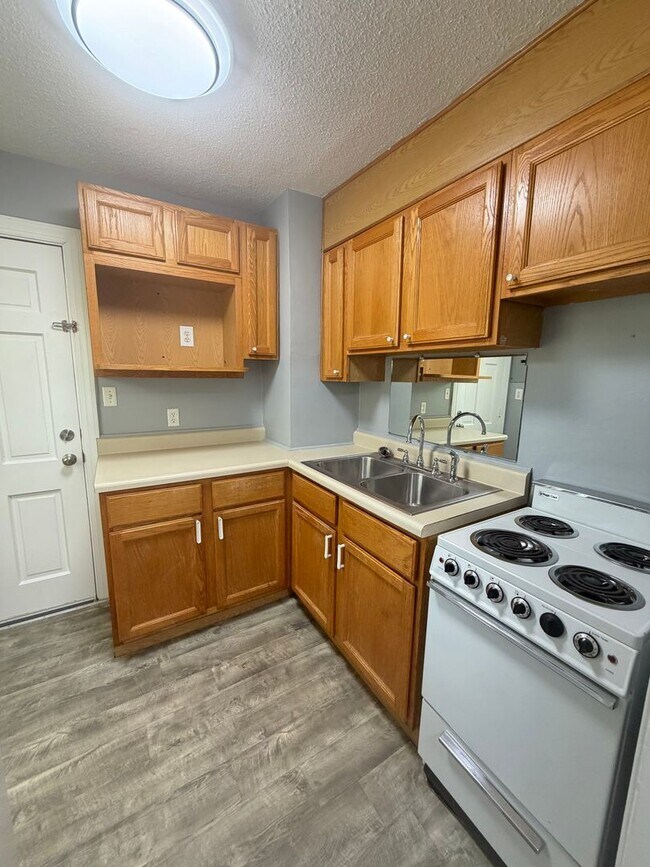 Building Photo - 1400 Roslyn Dr