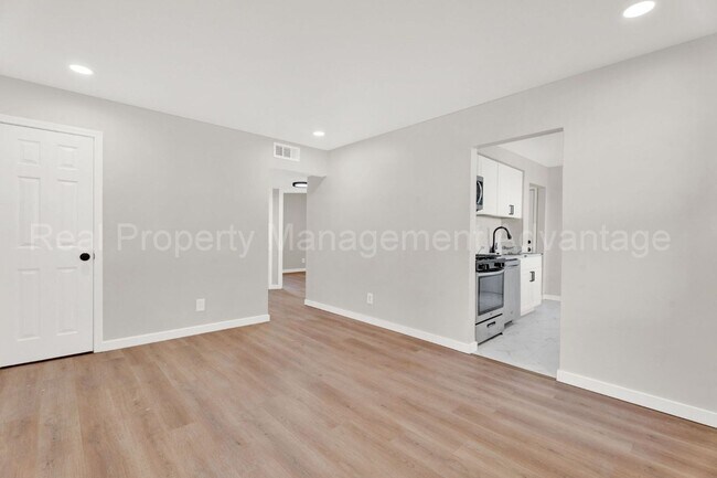 Building Photo - 1513 E Meyers Ave