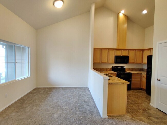 Building Photo - PENDING APPLICATION; Townhome w/ New Paint