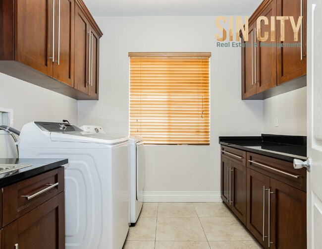 Building Photo - 4490 Zev Ct