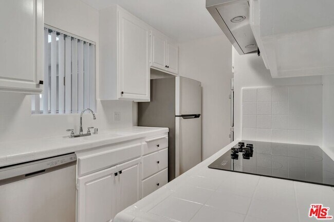 Building Photo - 1110 S Oakhurst Dr